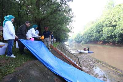 Sebar ikan di Kali Jaletreng saat memperingati Hari Air 