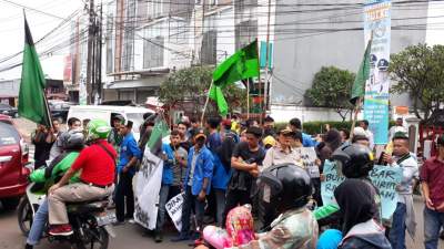  Mahasiswa HMI saat menggelar aksi di Balaikota Tangsel.