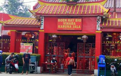  Pintu masuk Vihara Boen Hay Bio, Serpong, alat cuci tangan dan petugas nampak duduk didepan vihara tersebut.