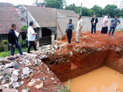 DPRD Tangsel saat sidak pembangunan proyek klaster Tria Adara Residence 10, Pamulang. 