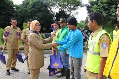 Kepala DPU Kota Tangsel Retno Prawati memberikan peralatan usai pengukuhan Tim Gerak Cepat Pelayanan Infrastruktur.