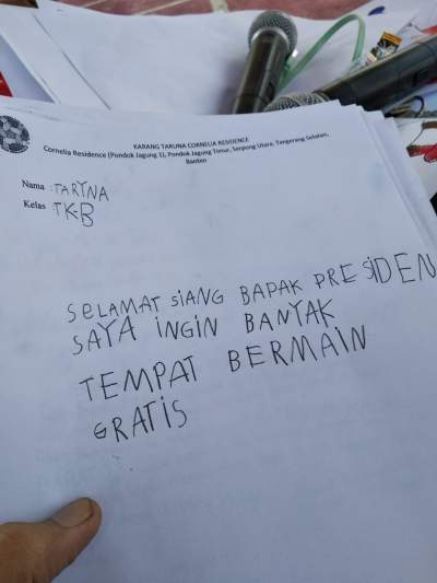 Puluhan Anak Menulis Surat Untuk Presiden