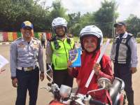 Pengendara sepeda motor diberikan helm gratis.