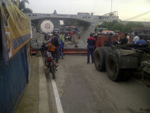 Gara-gara Truk Tronton Amblas, Jalan Raya Bitung Lumpuh Total