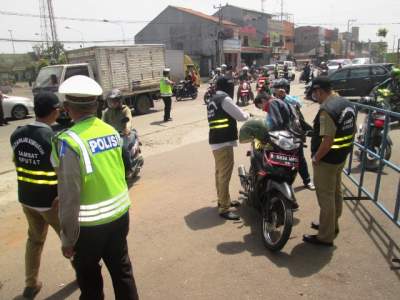 Razia kendaraan bermotor di Jalan Raya Siliwangi, Pamulang.