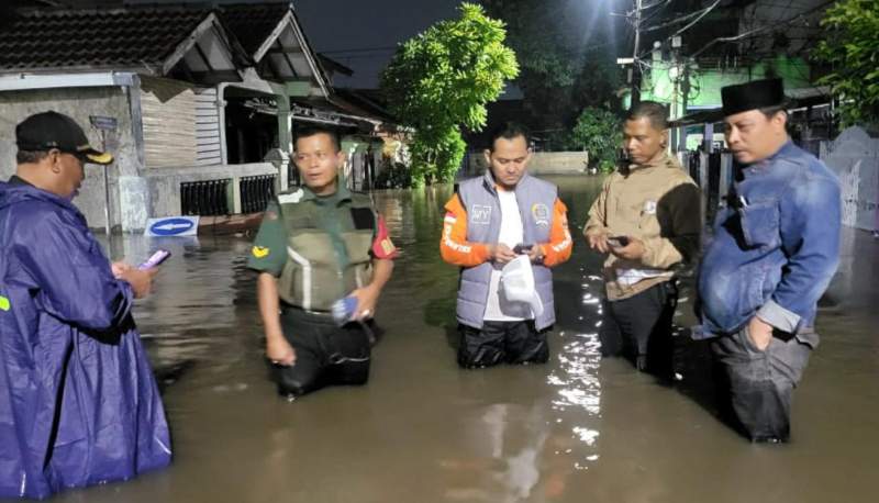 Wakil Ketua DPRD Tangsel M. Yusuf  Turun Langsung Bantu Warga Terdampak Banjir Taman Mangu