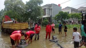 Atasi Banjir, DSDABMBK Tangsel Turunkan Pompa Penyedot Air