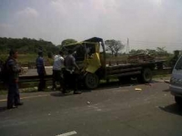 Tabrakan Beruntun Tol Cikupa-Merak,Truck hancur,senin (21/10)