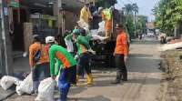 Personil DLH Tangsel angkut karung berisi lumpur dari perumahan PPI 2 Pondok Pucung, Pondok Aren.