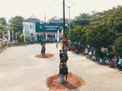 Meriahkan HUT RI, Dinas PU Gelar Lomba Panjat Pinang