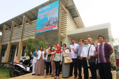 Dokter RSU Kota Tangsel bersama Perwakilan Kementerian Kesehatan foto bersama usai mensurvei poli klinik TB-MDR.