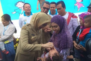 Airin Teteskan Vaksin Polio Saat Pencanangan PIN Polio Tahun2016