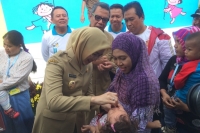 Airin Teteskan Vaksin Polio Saat Pencanangan PIN Polio Tahun2016