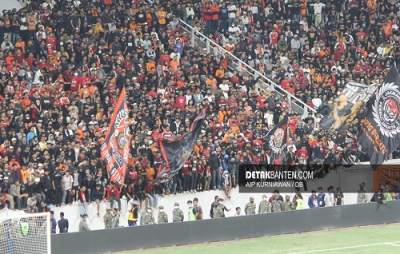 Sisi Tribun Jakarta International Stadium usai roboh. (Detakbanten/Aip)