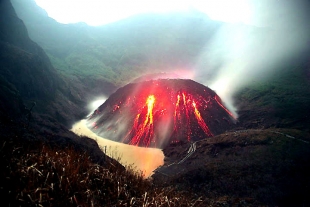 GUNUNG KELUD MELETUS 2 TEWAS DAN 100.248 JIWA MENGUNGSI