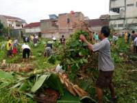 Warga RW 08 saat kerja bakti massal membersihkan lahan fasos-fasum untuk sarana olahraga warga.