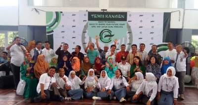 Alumni Moonzher 09 foto bersama dengan guru.