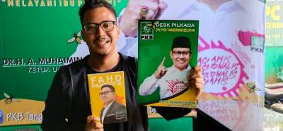 Alfan tunjukan buku yang ditulis Fahd Pahdepie usai ambil formulir Balon walikota di PKB Tangsel.