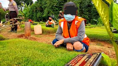 Begini Alasan Pelanggar Prokes di Tangsel Saat Disanksi Berdoa di Makam Khusus TPU Jombang