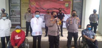 AKBP Iman Imanuddin bersama sejumlah warga berkebutuhan kusus di Mapolres Tangsel.