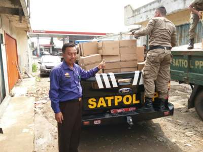 Petugas Satpol PP mengamankan miras di salah satu toko kelontongan.