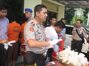 Kapolsek Serpong saat menunjukan barang bukti yang berhasil di amankan dari tangan pelaku pencuri rumsong