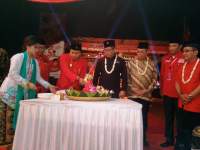 Potong tumpeng di perayaan HUT PDI Perjuangan ke-45.