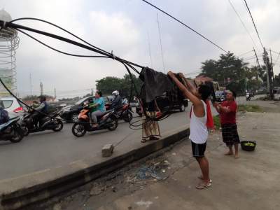 Sindir Pemerintah, Pemuda di Pamulang Jemur Pakaian di Kabel Listrik