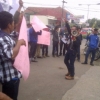 BENTAR dan ORATOR saat melakukan aksi unjuk rasa di depan Kantor Kemenag Lebak, Kamis (13/8).