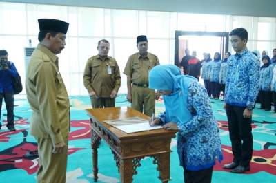 Wali Kota tangsel Airin Rachmi DIany foto bersama saat kegiatan Pembinaan Kader Kesehatan di Puspiptek Setu