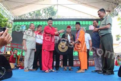  Staf Ahli Ekonomi dan Keuangan Kota Tangsel Dedi Budiawan (kiri) memukul gong tanda dimulainya Pesta Rakyat Situ Bungur.