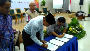 Tampak Gubernur NTB (kiri) bersama Ketua PWI Pusat (kanan) dan Ketua Dewan Pers yang menyaksikan penandatangan persiapan HPN 2016 di NTB