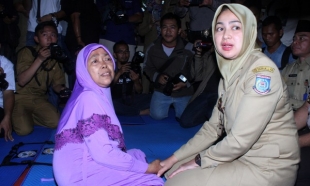 Walikota Tangsel, Airin Rachmi Diany saat berbincang dengan salah satu eks anggota Gafatar