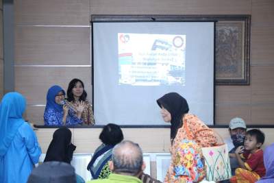 Dokter spesialis saraf RSU Tangsel Khristi Handayani memberikan edukasi soal bahaya penyakit stroke saat peringatan Stroke World Day. 