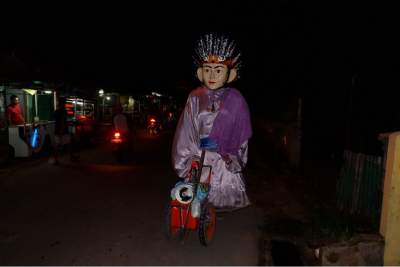 Ondel-ondel saat beraksi di pinggiran jalan Kota Tangsel.