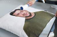 Bantal bergambar Presiden Ukraina, Volodymyr Zelensky. (Reuters)