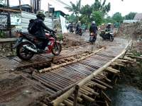 Jembatan bambu di kali Ciledug, Pondok Aren.