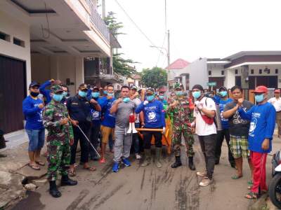 Relawan Mat Pendul bersama TNI/Polri dan Karang Taruna sebelum lakukan penyemprotan disinfektan.