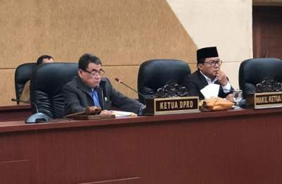 Suasana sidang paripurna yang dipimpin ketua dewan sementara Sukarya dan wakil ketua Iwan Rabayu (dok DT).