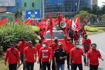 Massa PDI Perjuangan Kota Tangsel saat berunjuk rasa di Mapolres Tangsel.