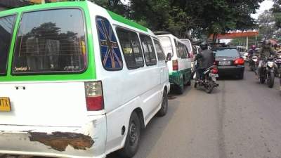 Angkot, juga kerap menjadi salahsatu faktor penyumbang kemacetan di jalan raya