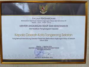 Dukung Gerakan Sekolah Adiwiyata di Tangsel, Benyamin Raih Penghargaan dari KLHK