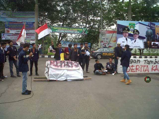 Walikota Tangerang Diberi Kado Keranda