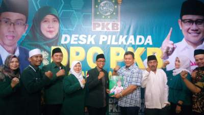 Beben Nur Fadilah saat kembalikan form penjaringan Balon wali kota di PKB Kota Tangsel.