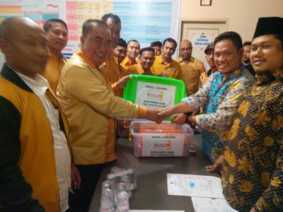  Ketua DPC Hanura Tangsel, Moh Saleh Asnawi saat menyerahkan berkas persyaratan partai di KPU Tangsel.