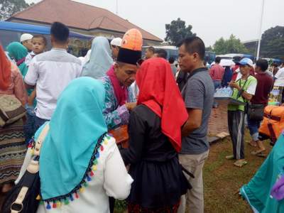 Andhika dan Benyamin Hadiri Pelepasan Calon Jamaah Haji