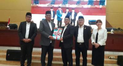 Wali Kota Benyamin Davnie dan pimpinan DPRD Tangsel menyetujui Raperda Pertanggungjawaban Pelaksanaan APBD 2023 menjadi Perda.