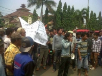 Ratusan sopir angkot berunjuk rasa di depan Kantor pemerintah Kota Cilegon, Kamis (5/3)