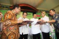 Managing Director Sinar Mas Saleh Husin, Direktur Asia Pulp and Paper Sinas Mas Suhendra Wiriadinata didampingi Wali Kota Tangsel Airin Rachmi DIany memberikan Al Quran Braille