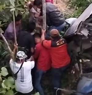 Bus Mira Tabrak Pohon Masuk Parit di Ngawi, Kernet Tewas Puluhan Penumpang Terluka